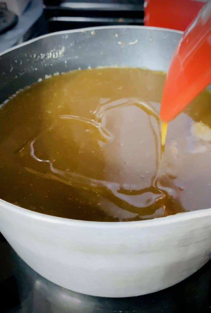 Drawing a heart in the top of the caramel sauce with the ribbons pouring off the spatula